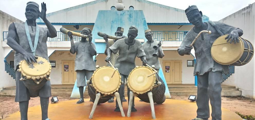 Maison des loisirs: statues des joueurs d'Atimbali. Réalisé par Djafo Agbanin