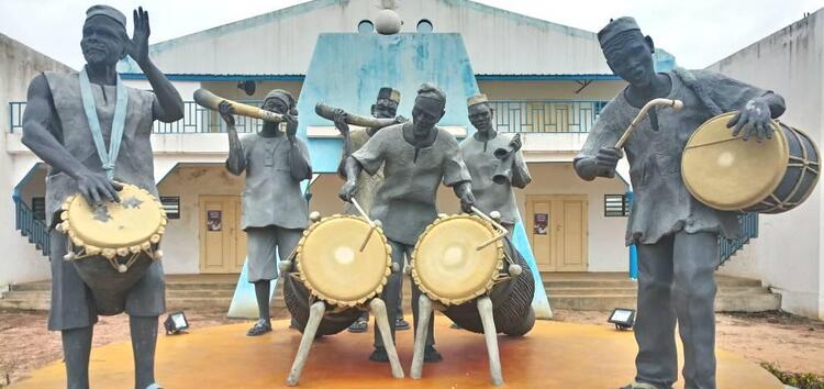 Maison des loisirs: statues des joueurs d'Atimbali. Réalisé par Djafo Agbanin