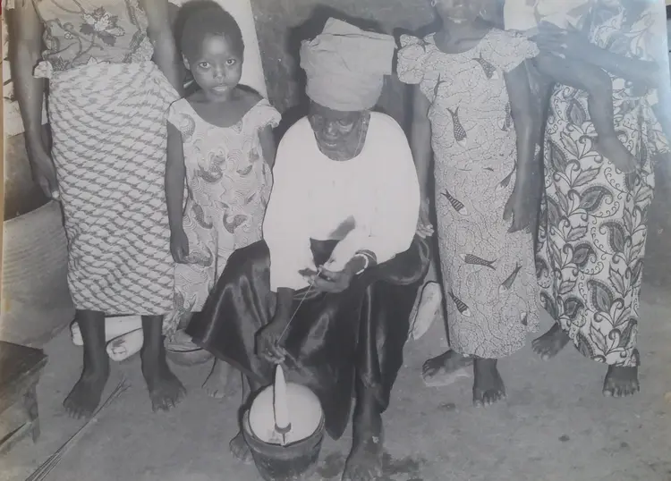 Tissage fil, ancienne pratique traditionnelle. Photo de SINON, Photographe